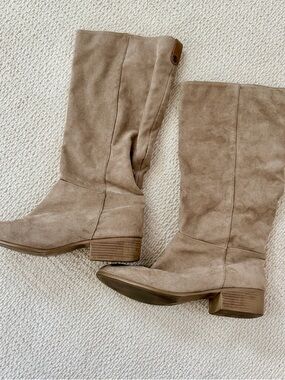Tall Women's Suede Mid-Heel Boots in Taupe